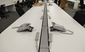 デスクとコンセントの画像